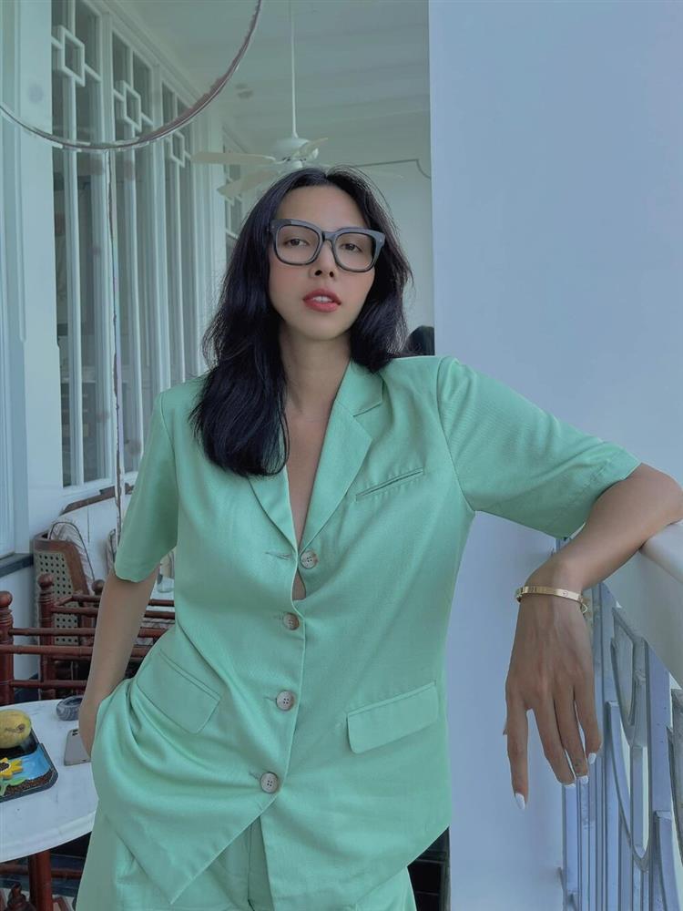 Siêu mẫu Minh Triệu thả rông vòng 1 khiến dân tình một phen bỏng mắt-4