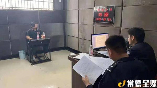 Cô gái đóng giả nam giới hẹn hò cùng lúc 3 cô bạn thân-2