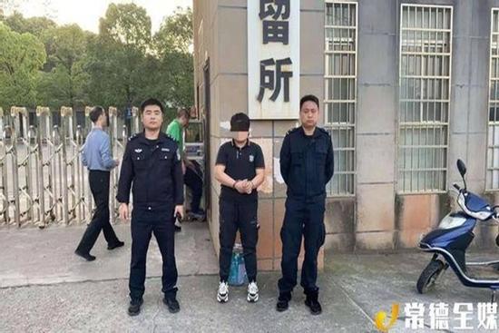 Cô gái đóng giả nam giới hẹn hò cùng lúc 3 cô bạn thân