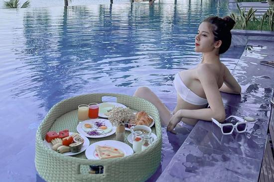 Vợ cũ vlogger Huy Cung vòng 1 bỗng dưng 'to vượt mặt' nhận không ra