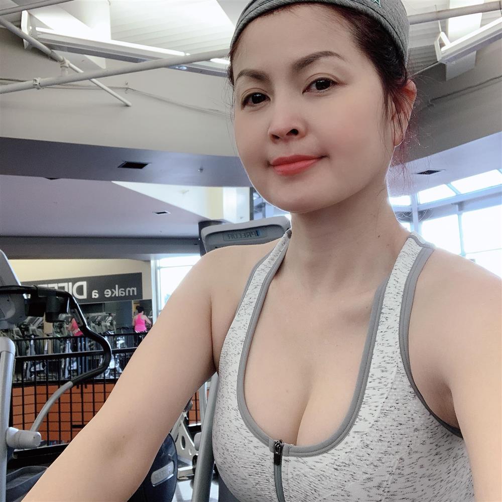 Yến Vy xuất hiện bên người phụ nữ đặc biệt sau 16 năm trốn sang Mỹ-4