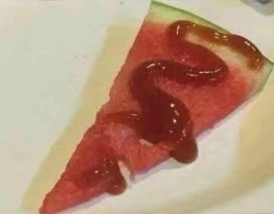 Vô tư lấy nước tắm nấu mì tôm, thanh niên nhận cái kết đắng ngay sau đó-2