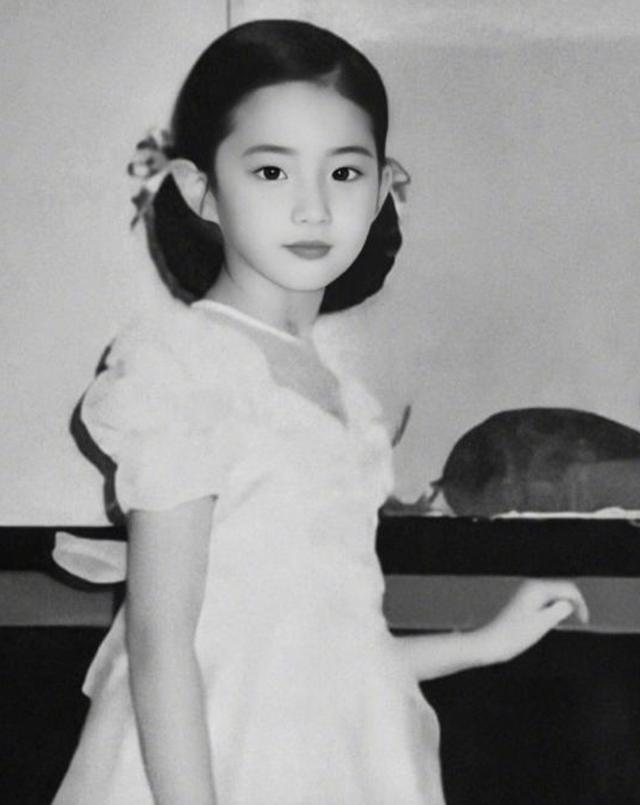 Nổi danh thần tiên tỷ tỷ, Lưu Diệc Phi thời thơ ấu trông ra sao?-12