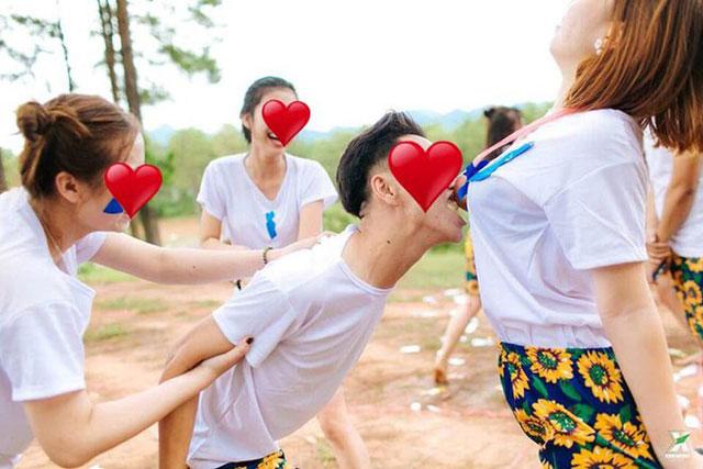 Phản cảm nữ sinh Việt khoe bạn học ký chữ kín đặc vòng 1-7