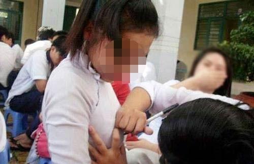 Lan truyền ảnh nữ sinh Việt nắn bóp vòng 1 bạn học để ký lưu bút-2