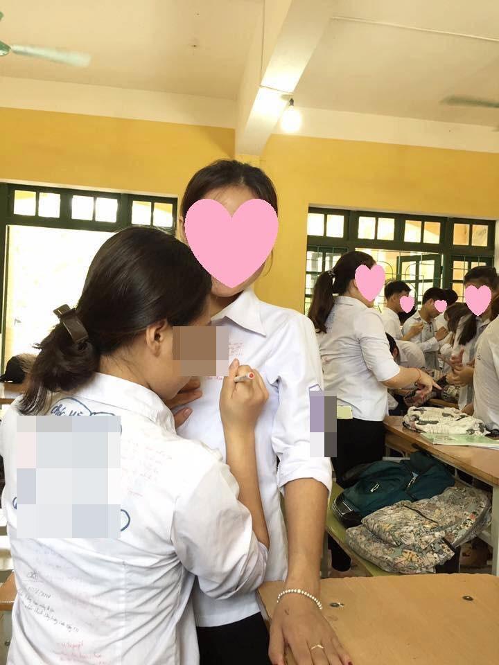 Lan truyền ảnh nữ sinh Việt nắn bóp vòng 1 bạn học để ký lưu bút-3