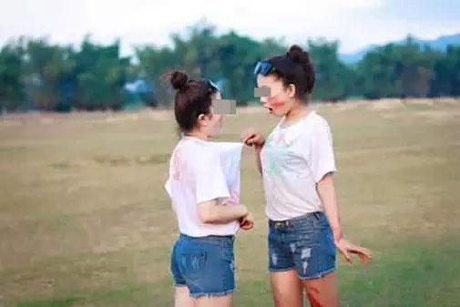 Lan truyền ảnh nữ sinh Việt nắn bóp vòng 1 bạn học để ký lưu bút-9