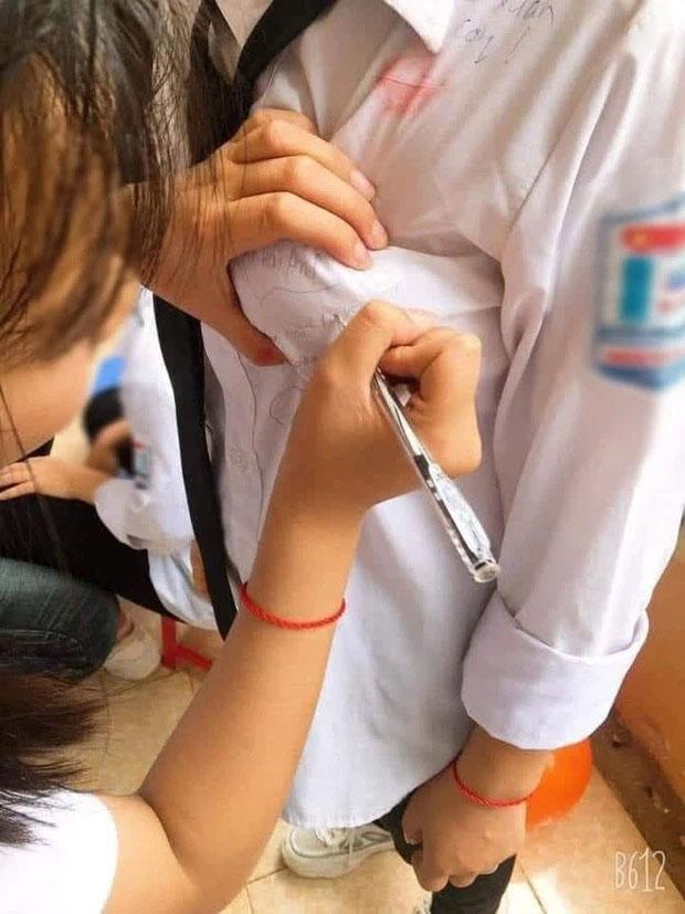 Phản cảm nữ sinh Việt khoe bạn học ký chữ kín đặc vòng 1-3