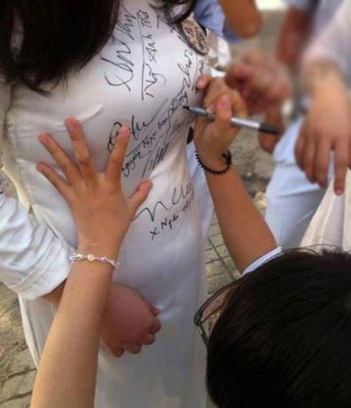 Lan truyền ảnh nữ sinh Việt nắn bóp vòng 1 bạn học để ký lưu bút-7