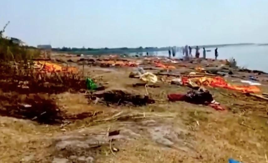 Kinh hoàng Ấn Độ: Thi thể bệnh nhân Covid-19 trôi dạt vào bờ sông Hằng-2