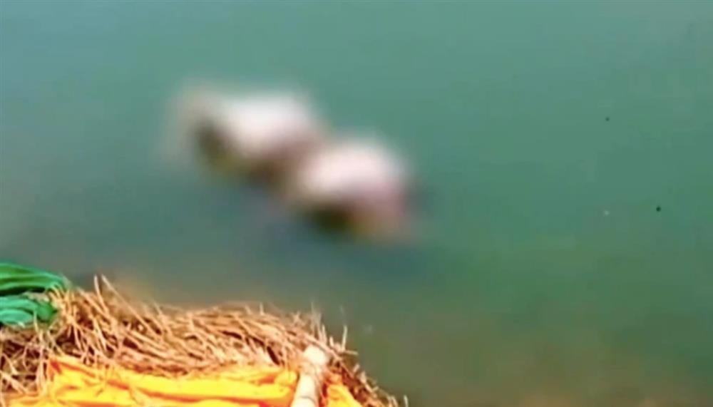 Kinh hoàng Ấn Độ: Thi thể bệnh nhân Covid-19 trôi dạt vào bờ sông Hằng-1