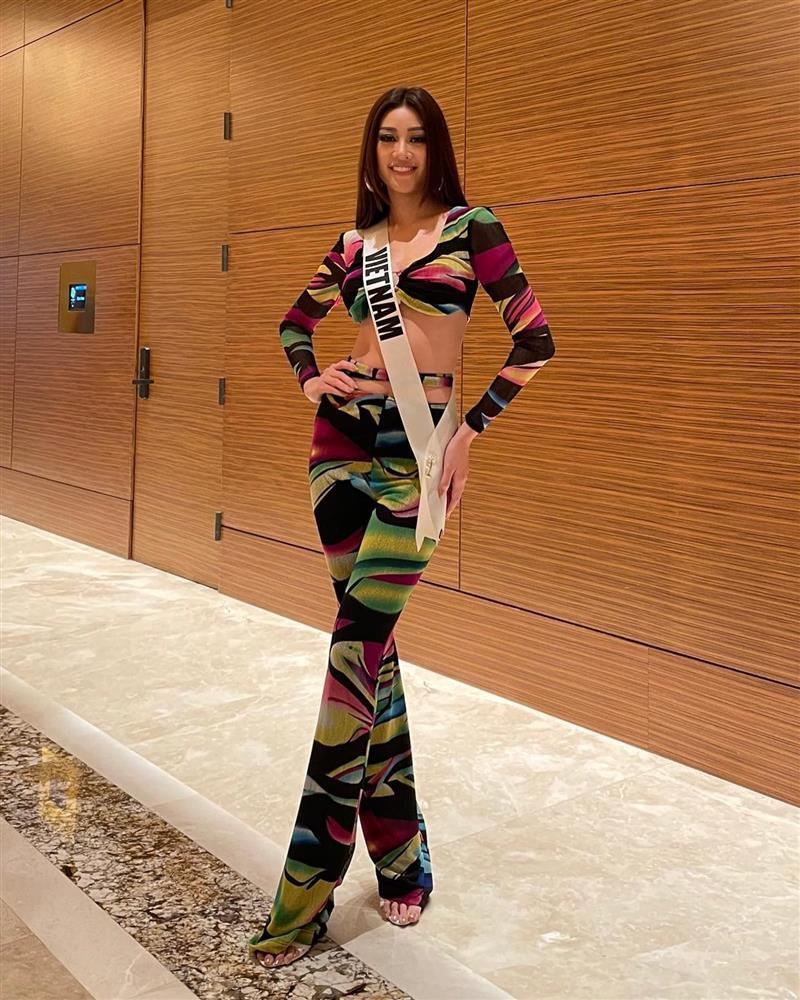 Chủ nhà Miss Universe 2020 liên tục ăn mặc lôi thôi, đi thi như đi chợ-5