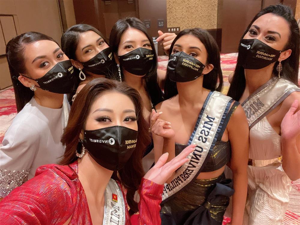Chủ nhà Miss Universe 2020 liên tục ăn mặc lôi thôi, đi thi như đi chợ-8
