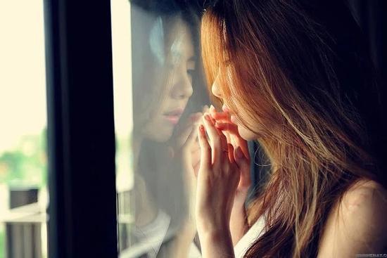 Nhìn gói quà không có tên người gửi được chuyển đến tận nhà, tôi sợ đến bủn rủn chân tay