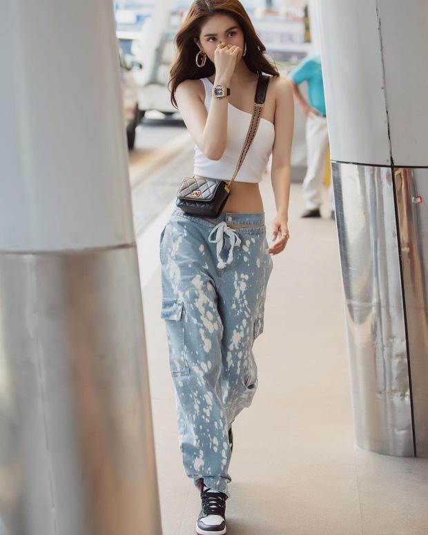 Vừa diện quần jeans 140 triệu, Ngọc Trinh vội quay xe với kiểu quần độc dị-9