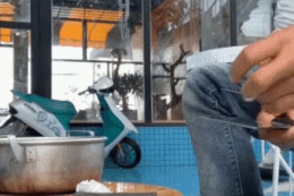 Bủn rủn xem thanh niên livestream chặt phăng ngón chân vì cãi nhau với bạn gái