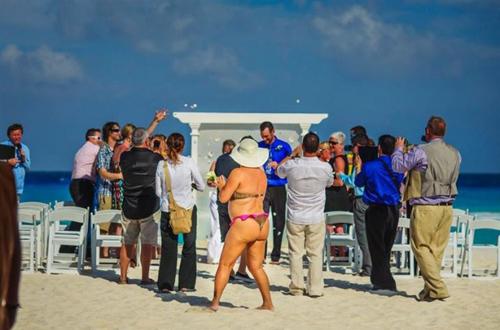 Dở khóc dở cười với loạt nhân vật phá bĩnh trong ngày cưới-1