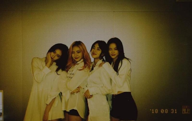 Dàn em gái BlackPink đua nhau chào thân ái công ty khiến Knet giật mình-1