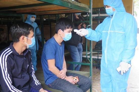 Nam sinh mắc Covid-19 vì bê cỗ thuê: 'Em lo gia đình bị kì thị'