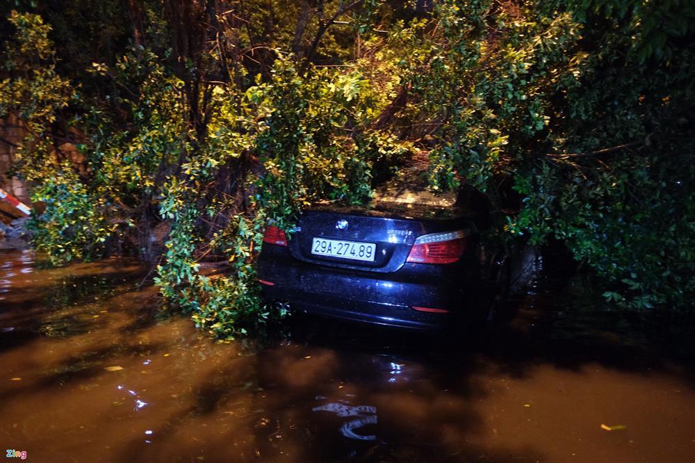 Mưa lớn, nhiều tuyến phố ở Hà Nội ngập sâu-1