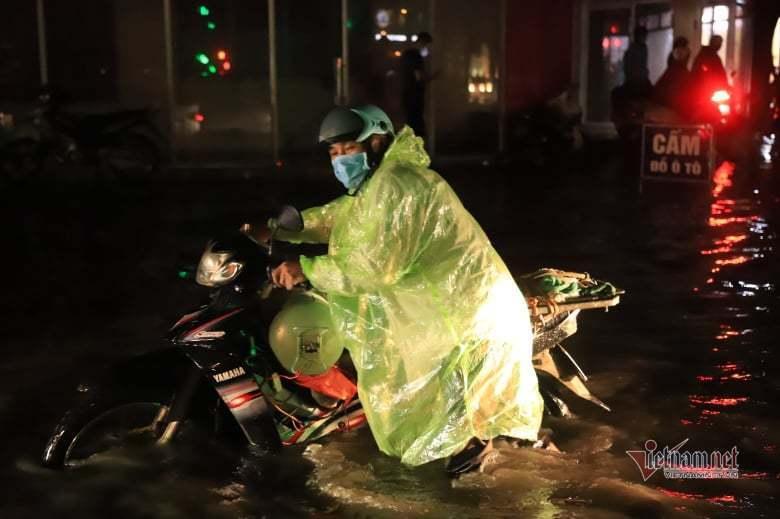 Mưa lớn, nhiều tuyến phố ở Hà Nội ngập sâu-2