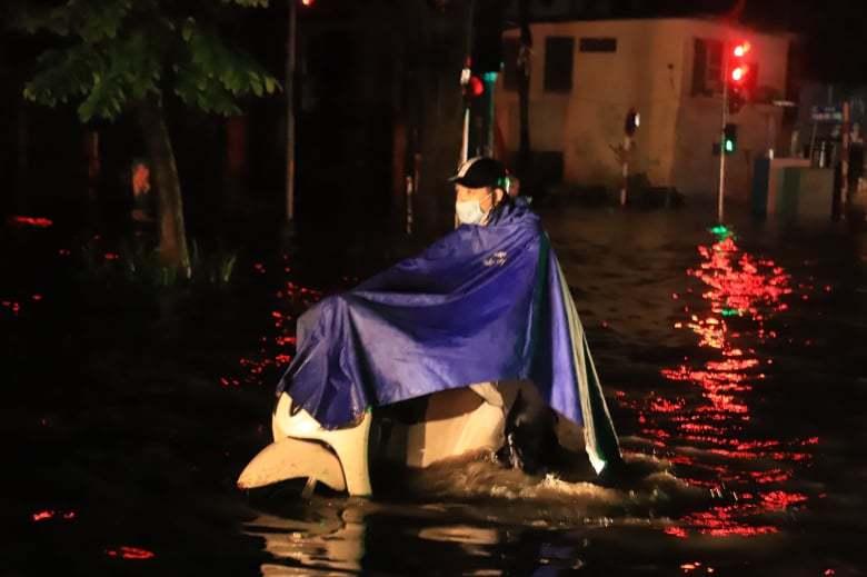 Mưa lớn, nhiều tuyến phố ở Hà Nội ngập sâu-3