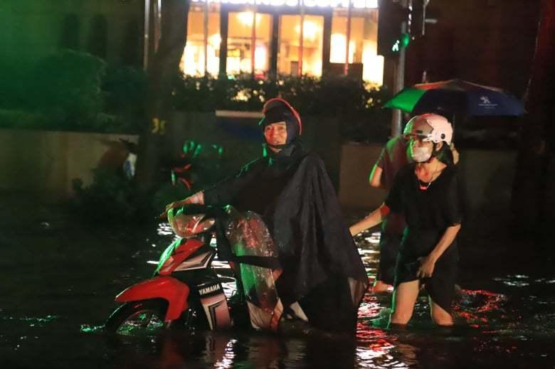 Mưa lớn, nhiều tuyến phố ở Hà Nội ngập sâu-4