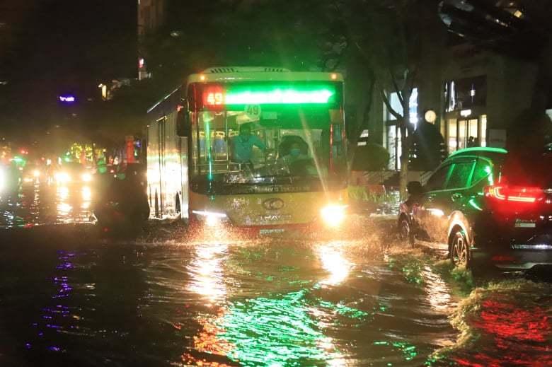 Mưa lớn, nhiều tuyến phố ở Hà Nội ngập sâu-5