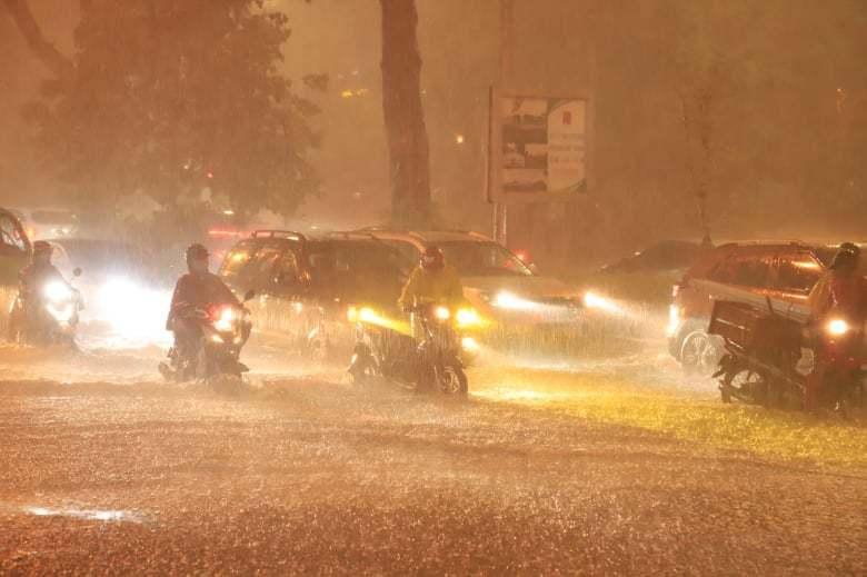 Mưa lớn, nhiều tuyến phố ở Hà Nội ngập sâu-6