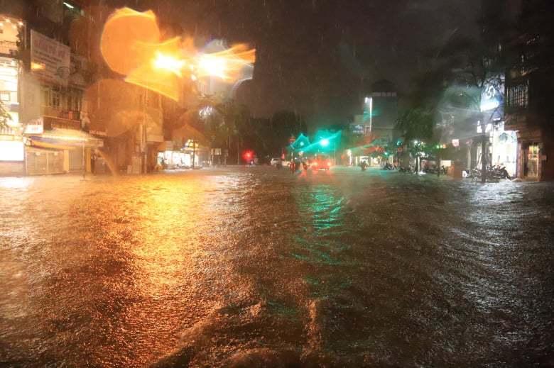 Mưa lớn, nhiều tuyến phố ở Hà Nội ngập sâu-7