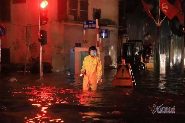 Mưa lớn, nhiều tuyến phố ở Hà Nội ngập sâu-9