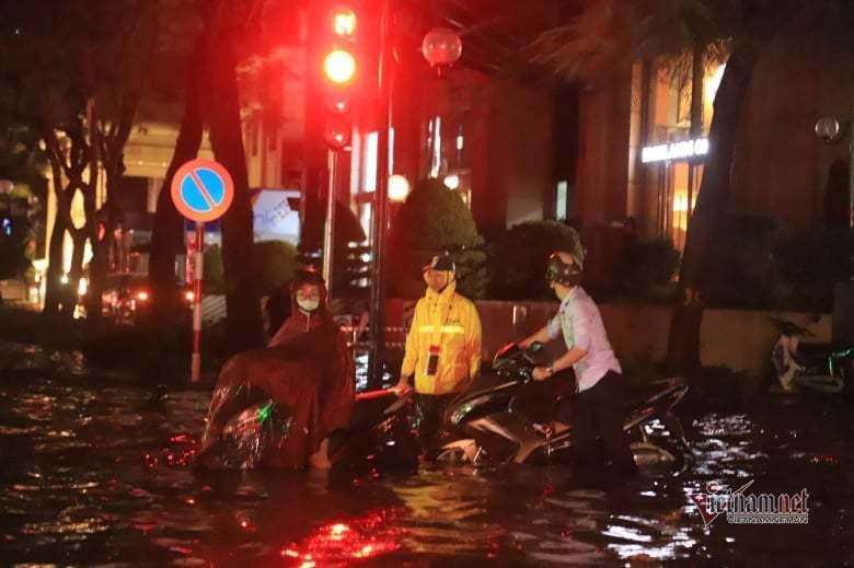 Mưa lớn, nhiều tuyến phố ở Hà Nội ngập sâu-10