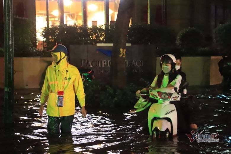 Mưa lớn, nhiều tuyến phố ở Hà Nội ngập sâu-11