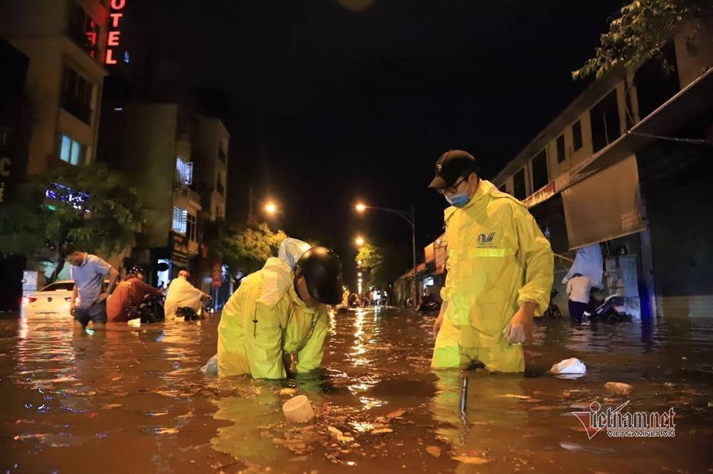 Mưa lớn, nhiều tuyến phố ở Hà Nội ngập sâu-12