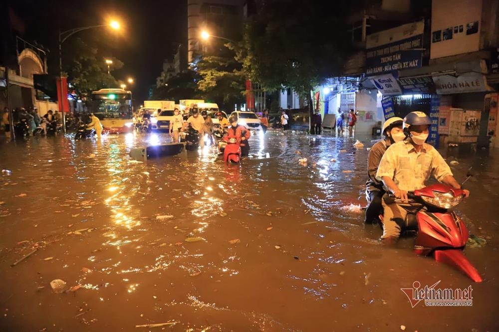 Mưa lớn, nhiều tuyến phố ở Hà Nội ngập sâu-13
