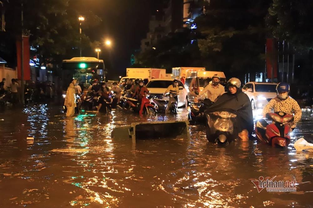 Mưa lớn, nhiều tuyến phố ở Hà Nội ngập sâu-14