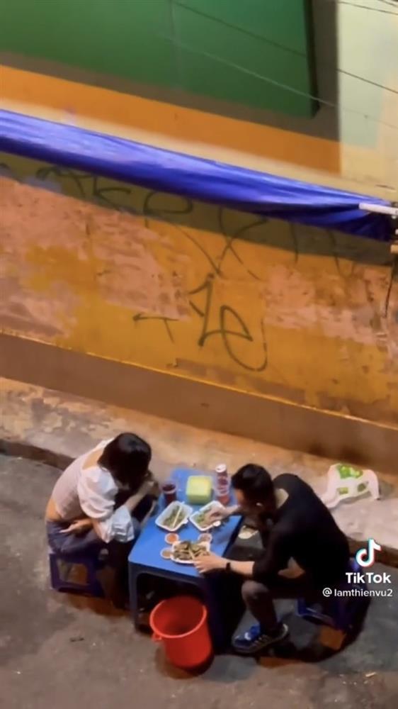 Hài hước: Một người đi hẹn hò, cả họ kéo nhau rình rập theo dõi-1