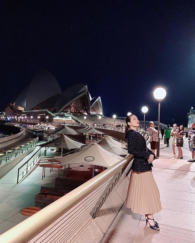 Mặc sang, check-in xịn nhưng Lệ Quyên vẫn mất điểm vì quần tất-1