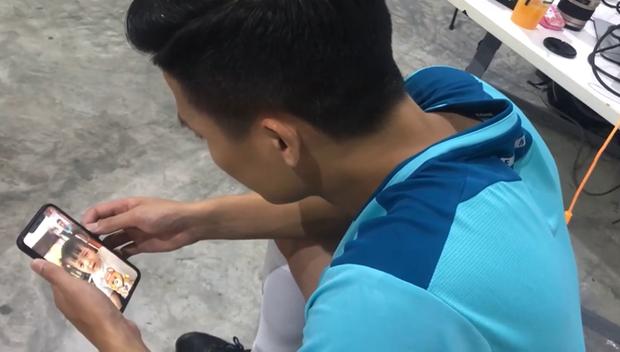 Facetime với bố, phản ứng phũ của con gái Bùi Tiến Dũng chiếm spotlight-1