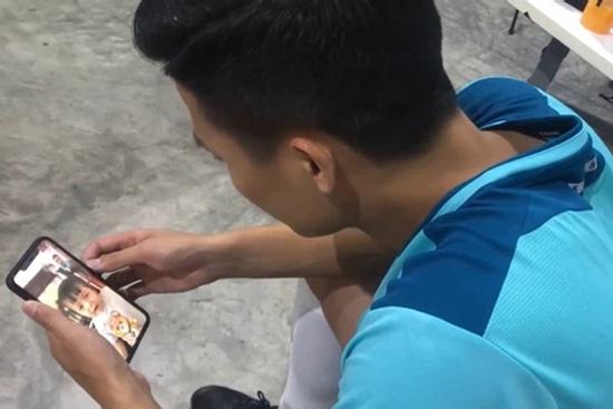 Facetime với bố, phản ứng 'phũ' của con gái Bùi Tiến Dũng chiếm spotlight