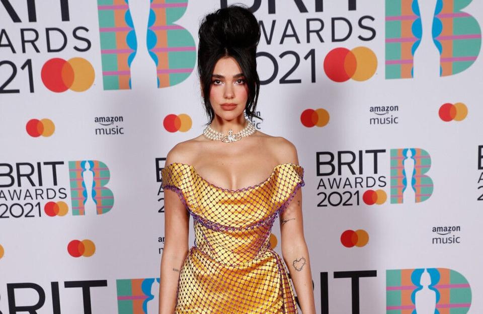 Dàn mỹ nhân chuộng váy xẻ ngực sâu tại Brit Awards 2021-1