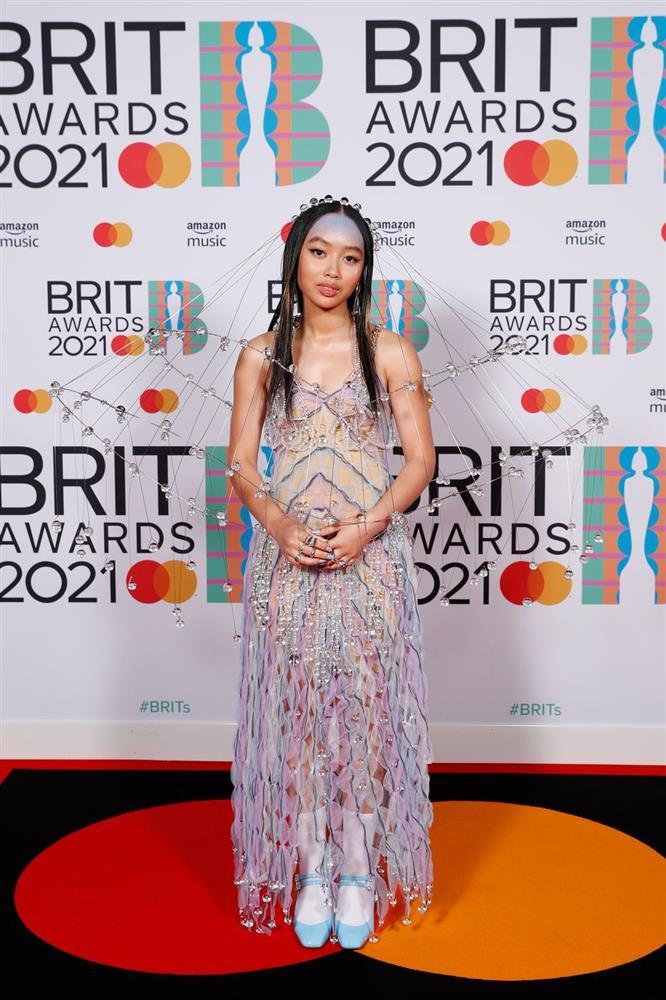 Dàn mỹ nhân chuộng váy xẻ ngực sâu tại Brit Awards 2021-5