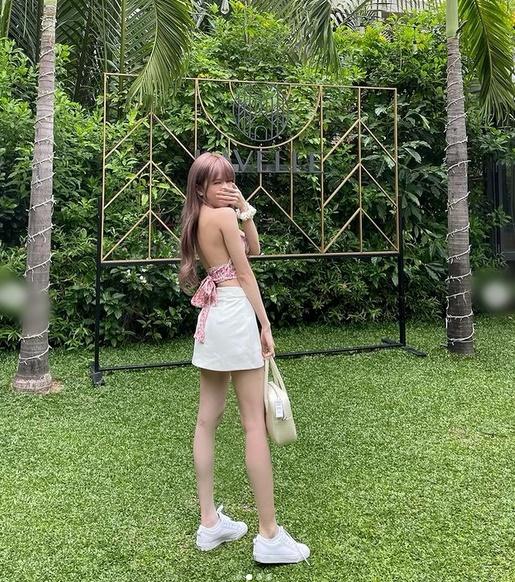 Street style: Thúy Vi trên đông dưới hè - Chi Pu khoe lưng trần gợi cảm-4