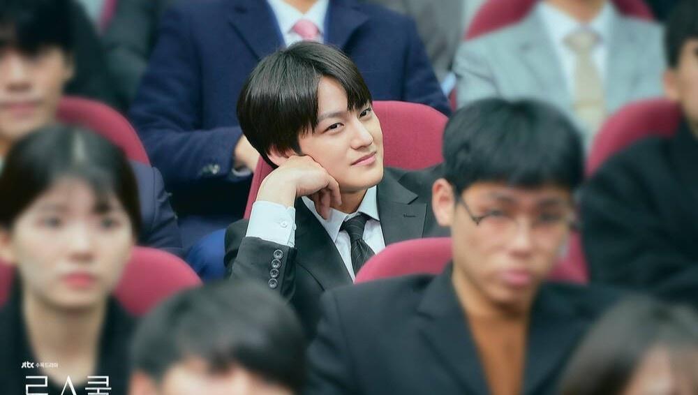 Thời trang của Kim Bum khi vào vai sinh viên ở tuổi 32-1