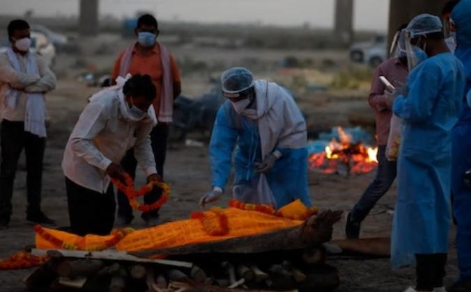 Clip shock: Nhân viên cứu thương đẩy thi thể bệnh nhân Covid-19 xuống sông-3