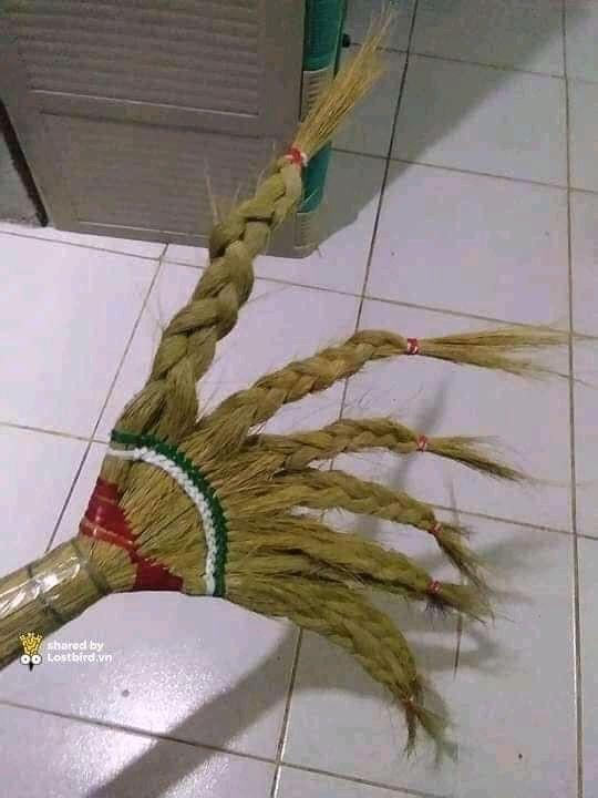 Hết trò, mang chổi của bà bô ra tết chơi, sau này sẽ làm nghề tạo mẫu tóc.