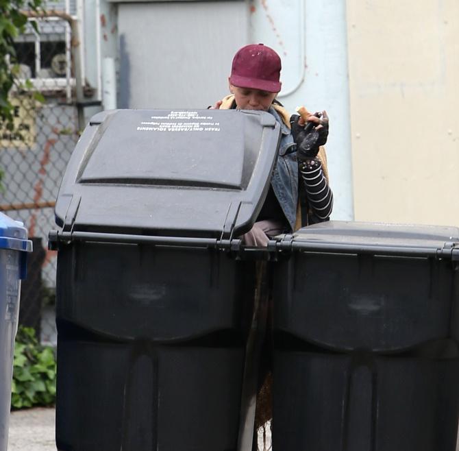 Cựu người mẫu Mỹ ăn pizza lục từ thùng rác-1