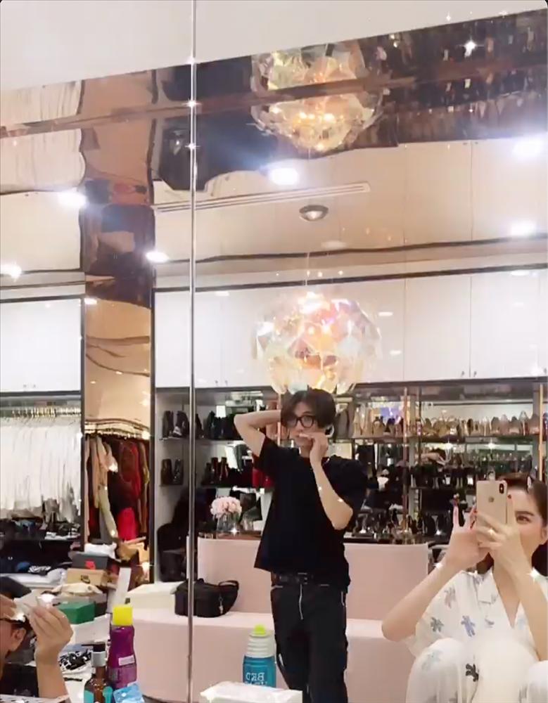 Stylist quàng quần lót của Ngọc Trinh lên mặt làm tai nghe-2