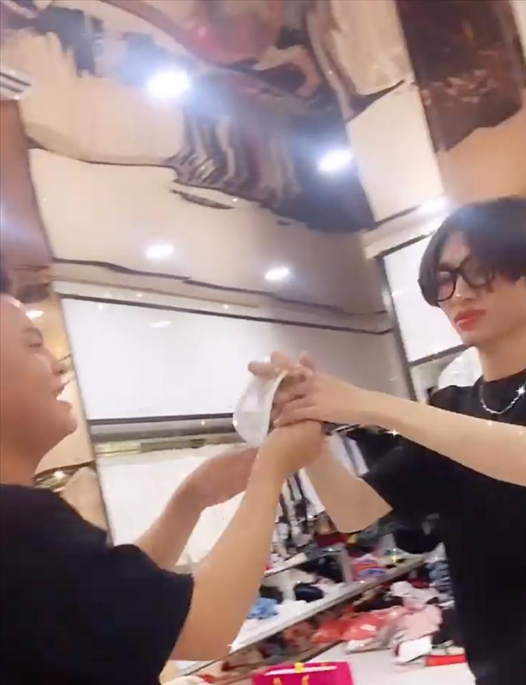 Stylist quàng quần lót của Ngọc Trinh lên mặt làm tai nghe-3