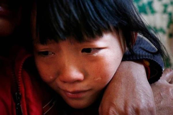 Bước chân lên cầu thang khu tập thể nhà bạn trai, đứng hình vì một người đàn ông đã ôm chặt-3